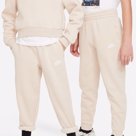 NIKE CLUB barnabuxur drappaðar