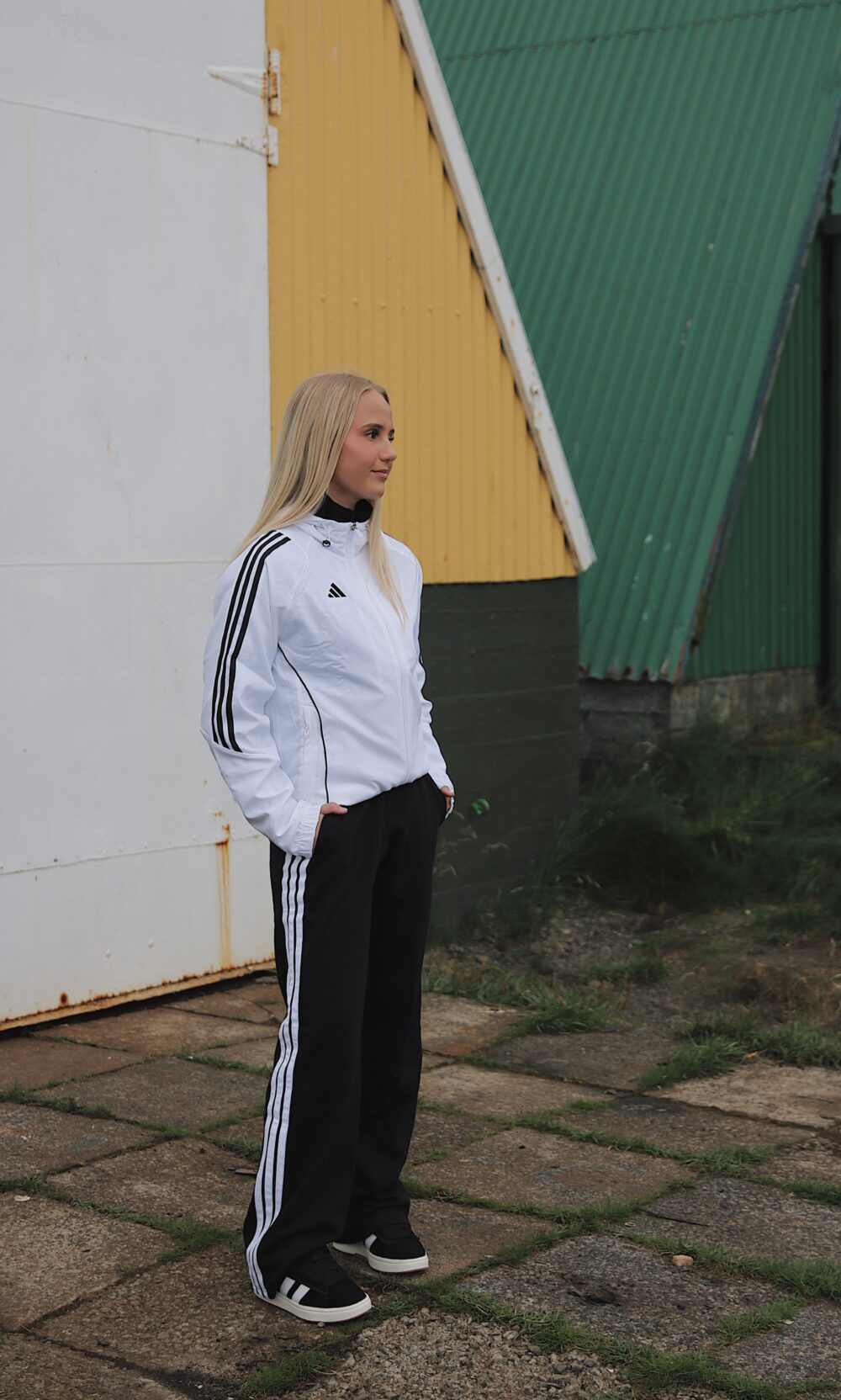 ADIDAS ESSENTIALS 3-STRIPES OPEN-HEM FLEECE PANTS SVARTAR BEINAR KVENNA - Image 2