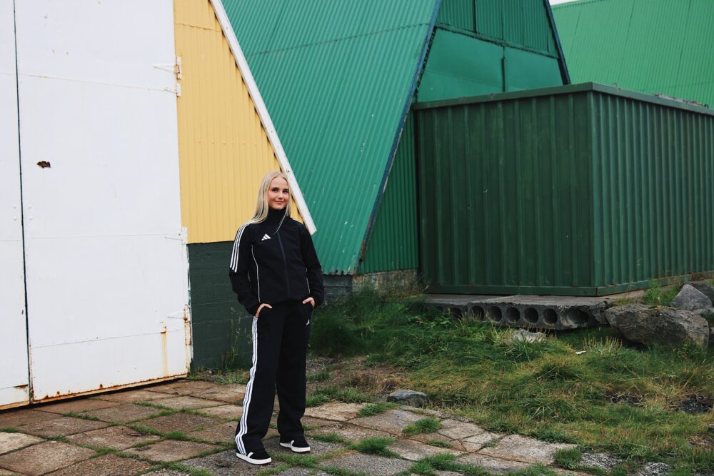 ADIDAS ESSENTIALS 3-STRIPES OPEN-HEM FLEECE PANTS SVARTAR BEINAR KVENNA - Image 6