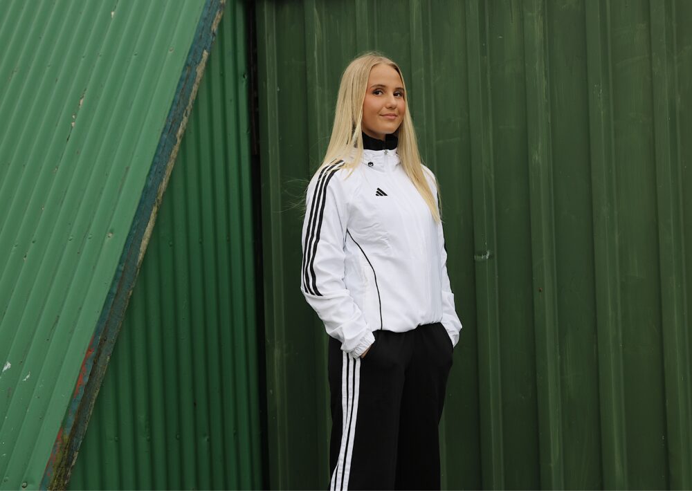 ADIDAS ESSENTIALS 3-STRIPES OPEN-HEM FLEECE PANTS SVARTAR BEINAR KVENNA - Image 3