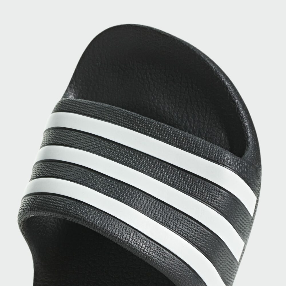 Adidas Adilette Aqua Slides Svartir Barna - Image 8