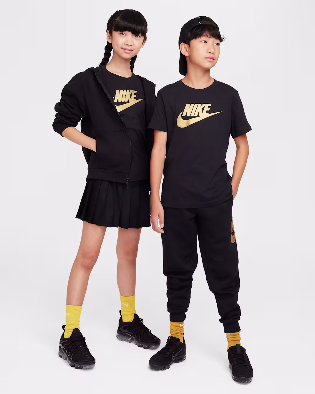 Nike Sportswear Older Kids T-Shirt svartur - gull - Image 2