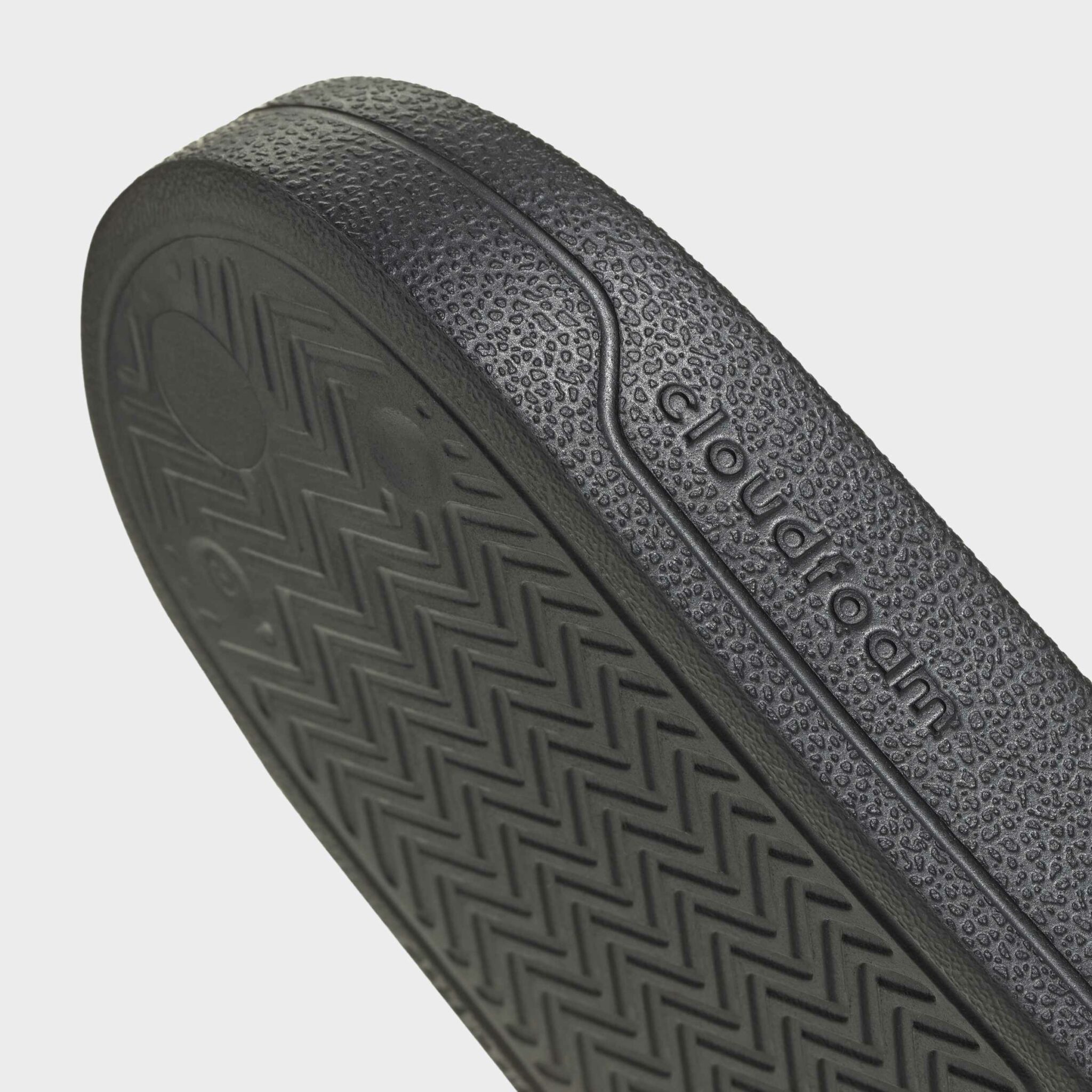 Adidas Liverpool inniskór - Image 8