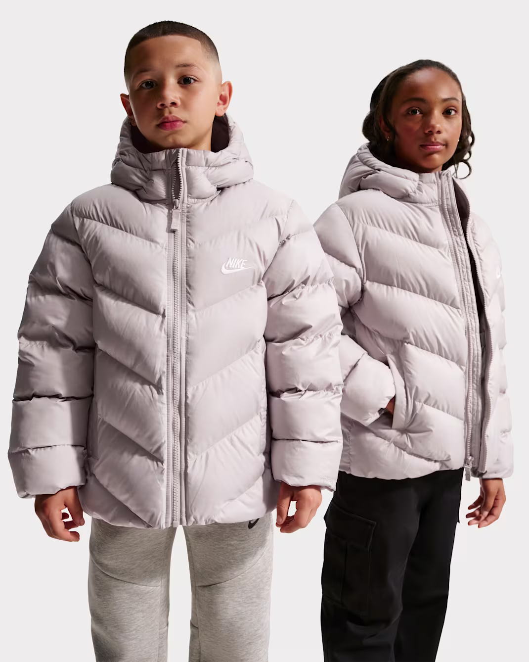 NIKE BARNA ÚLPA BEIGE Nike Sportswear All Day Play Older Kids' Therma-FIT Loose-Fit Puffer Jacket - Image 3