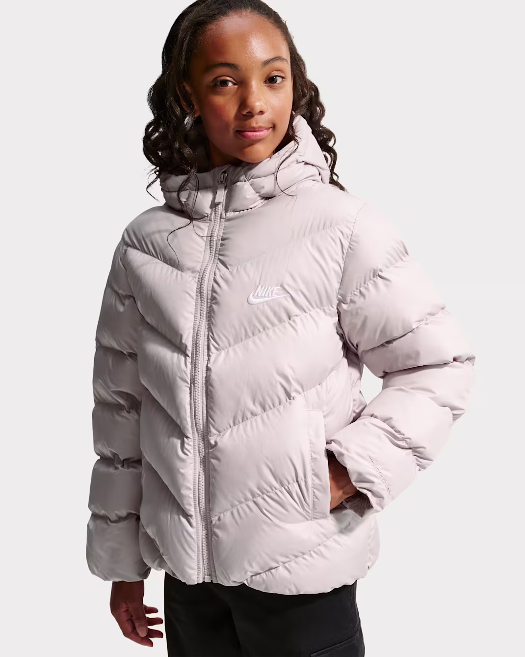 NIKE BARNA ÚLPA BEIGE Nike Sportswear All Day Play Older Kids' Therma-FIT Loose-Fit Puffer Jacket - Image 7