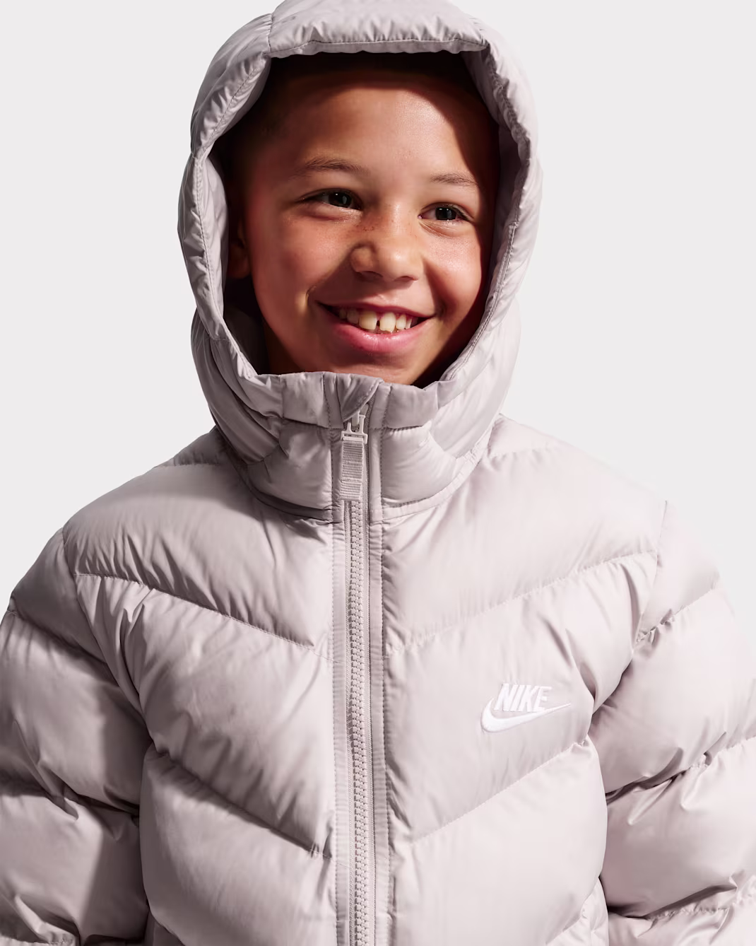 NIKE BARNA ÚLPA BEIGE Nike Sportswear All Day Play Older Kids' Therma-FIT Loose-Fit Puffer Jacket