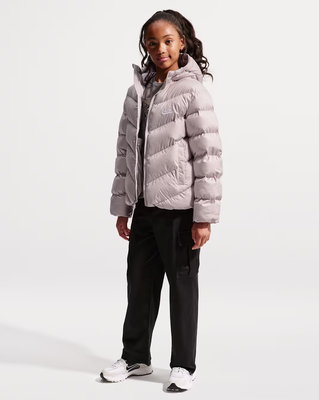 NIKE BARNA ÚLPA BEIGE Nike Sportswear All Day Play Older Kids' Therma-FIT Loose-Fit Puffer Jacket - Image 4