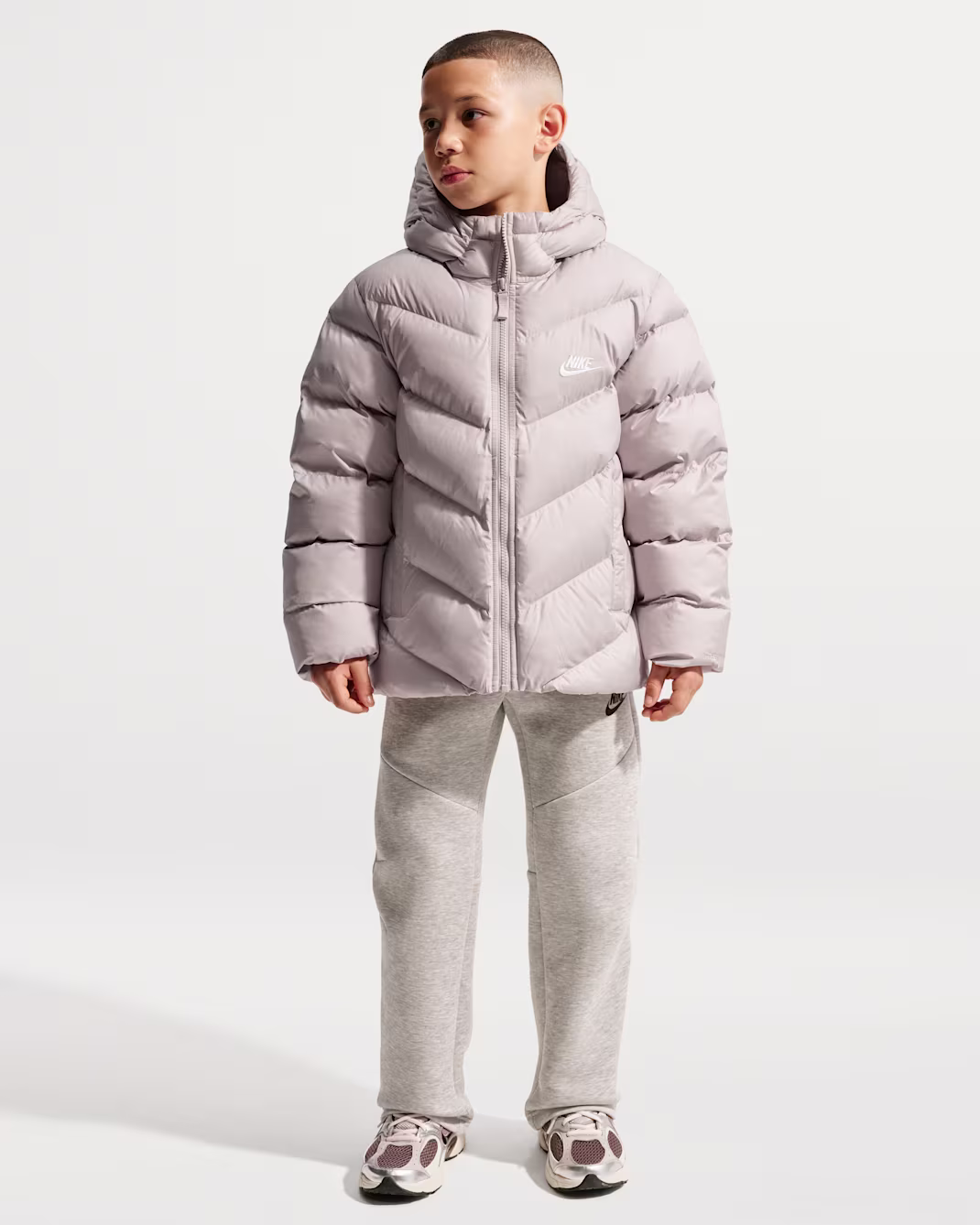 NIKE BARNA ÚLPA BEIGE Nike Sportswear All Day Play Older Kids' Therma-FIT Loose-Fit Puffer Jacket - Image 2