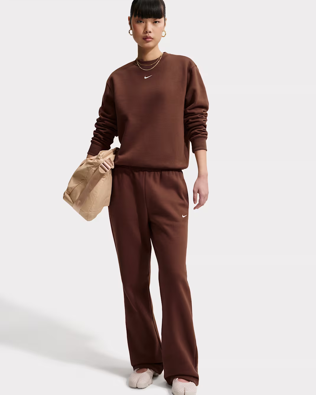 Nike Studio Fleece Medium Weight Womens Mid-Rise Open-Hem Trousers BRÚNAR - Image 4
