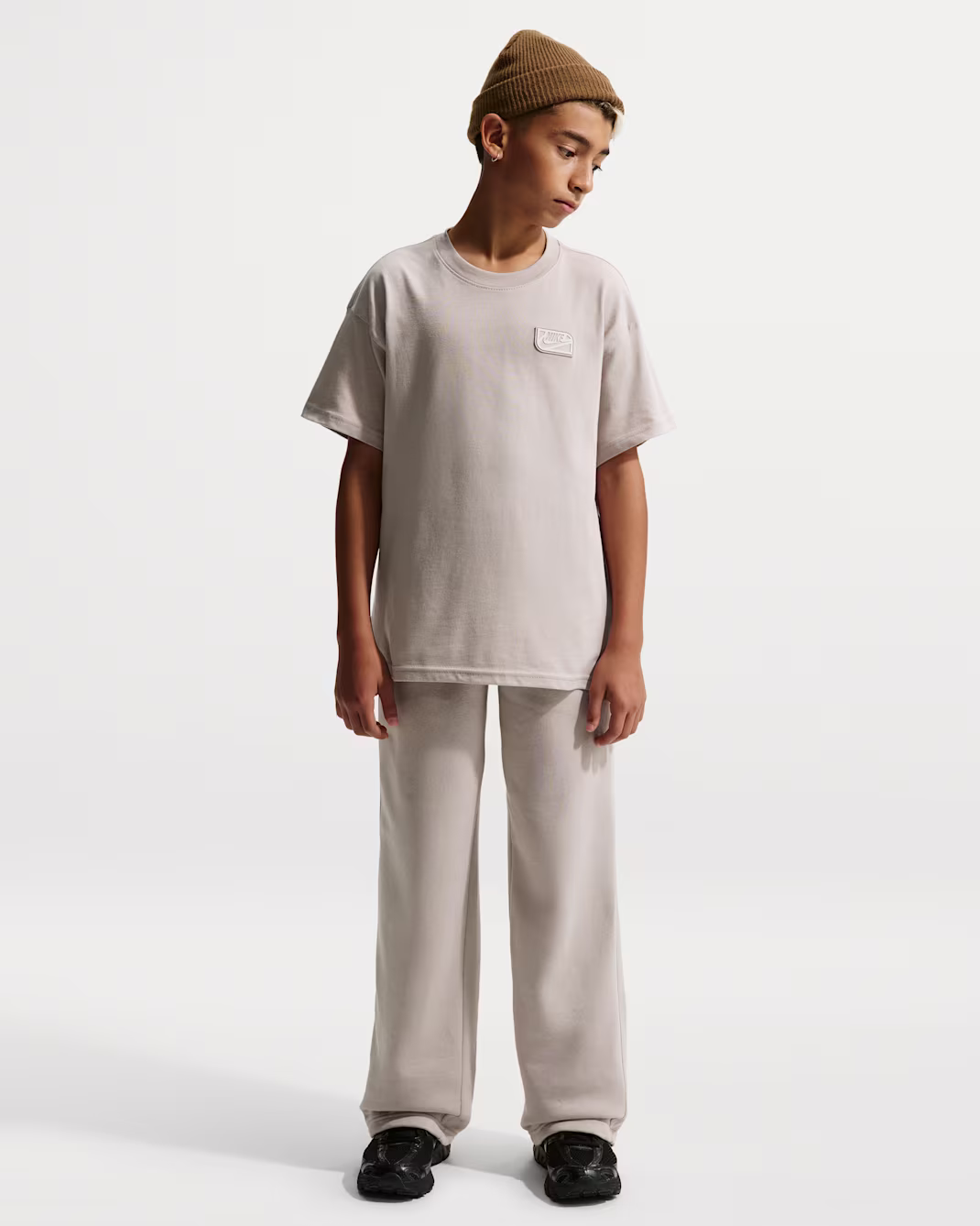 NIKE BARNA STUTTERMABOLUR BEIGE - Image 2